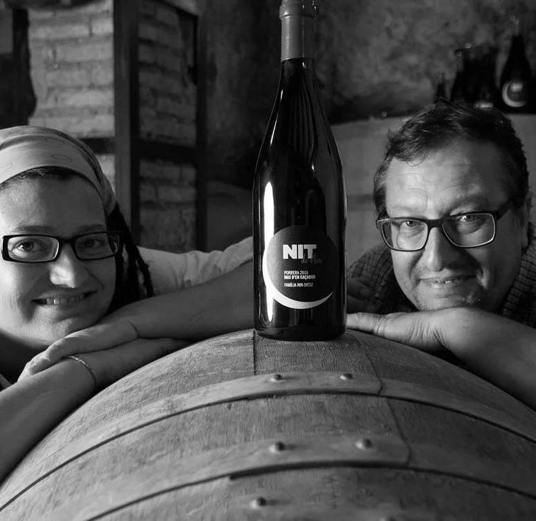 Ester Nin e Carles Ortiz con il loro vino Nit de Nin.