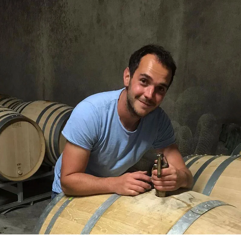 Nicolas Barbou con le sue damigiane di vino.