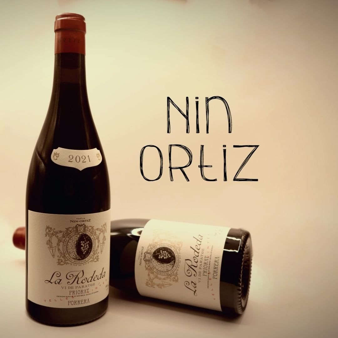 Bottiglie di vino La Rodeda 2021 della famiglia Nin Ortiz.