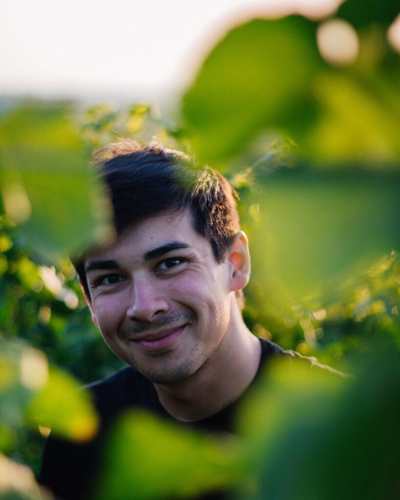 Jan Wongse Raumland nel suo vigneto.
