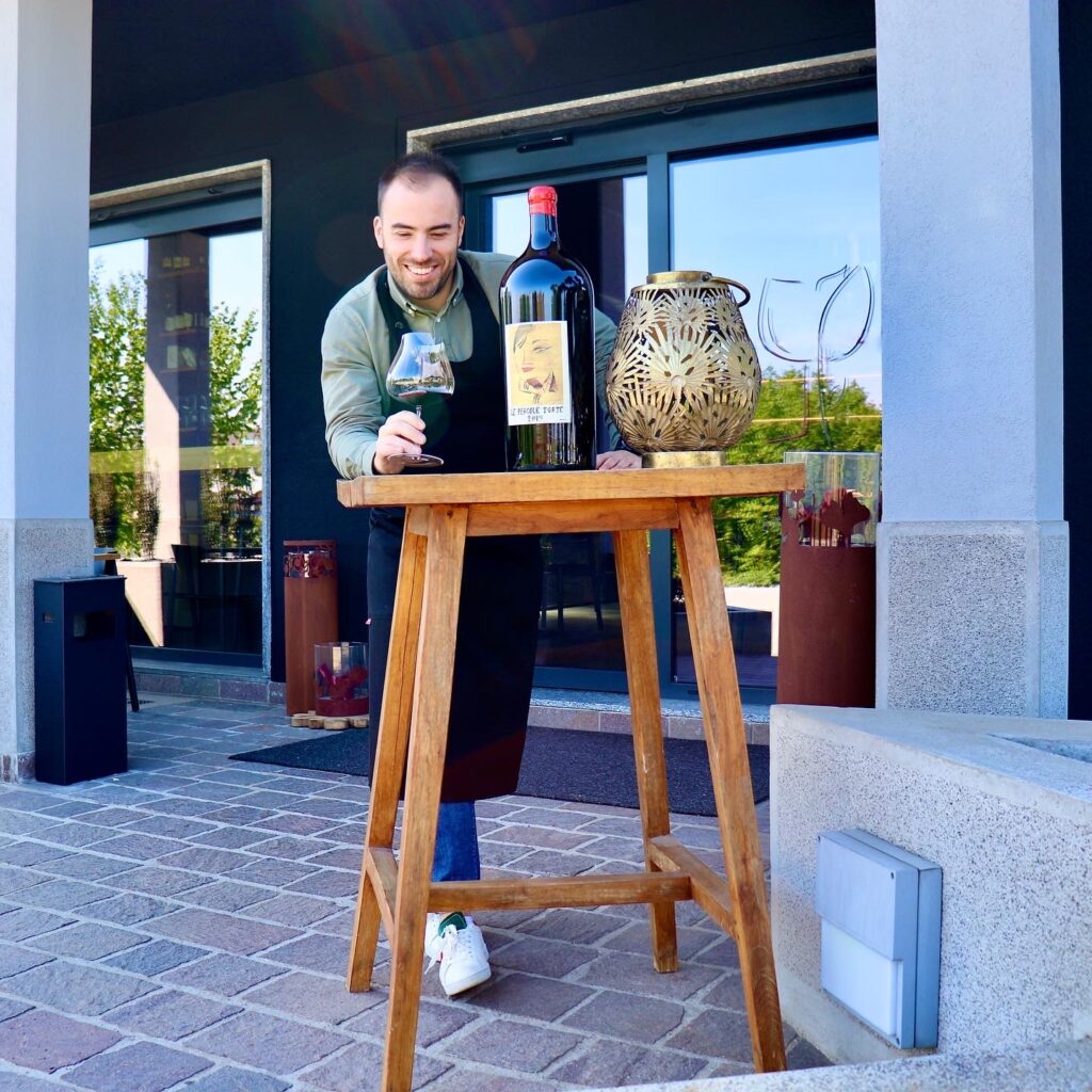 Legnani Cesare nella sua enoteca a Cogliate.