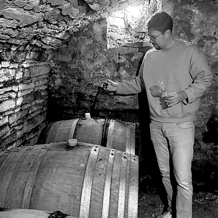 Tino Kuban nella sua cantina.