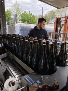 Clos Thierriere, distribuzione di bottiglie di vino.