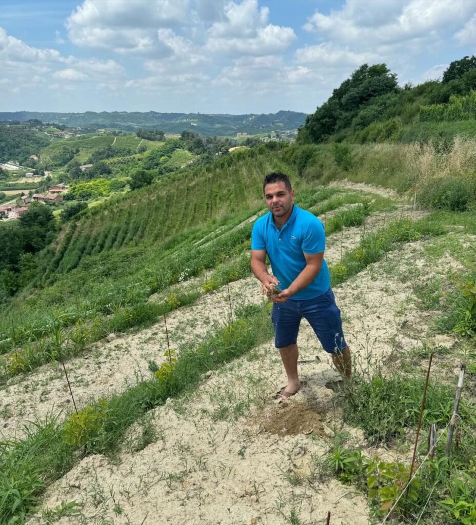 Marco Pezzuto nel suo vigneto a Vezza d'Alba nel Roero.